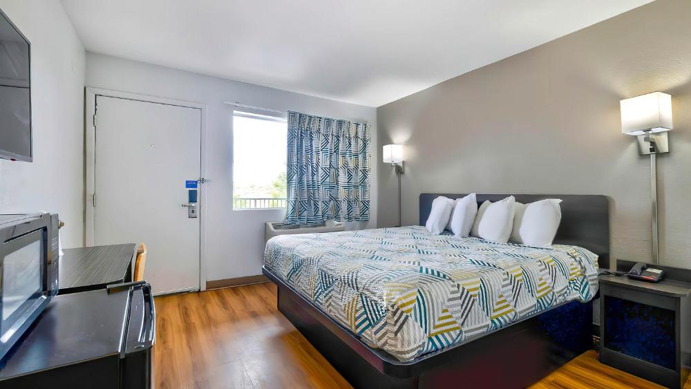 King Room - Non-Smoking interior
