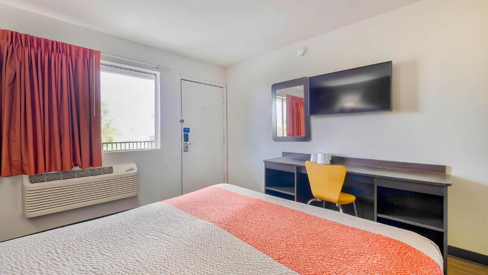 Queen Room interior
